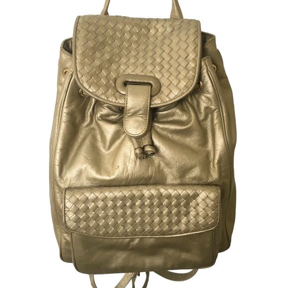 VTG ASPECTS Faux Leather Bucket Bag Backpack in Metallic Gold
